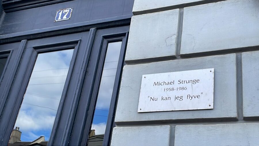 Beitragsbild mit freundlicher Genehmigung von VilGerneLeve.dk, es zeigt eine Gedenktafel für Michael Strunge an der Fassade des Hauses Webersgade 17 in Kopenhagen.