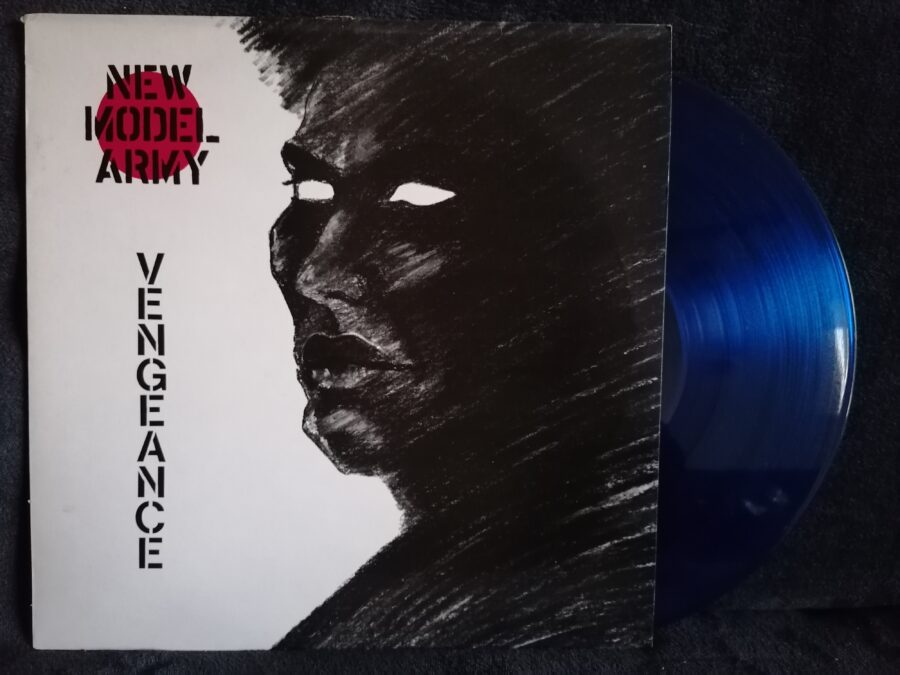 New Model Army - Vengeance, die klar-blaue Schallplatte ist fast zur Hälfte aus dem Cover herausgezogen.