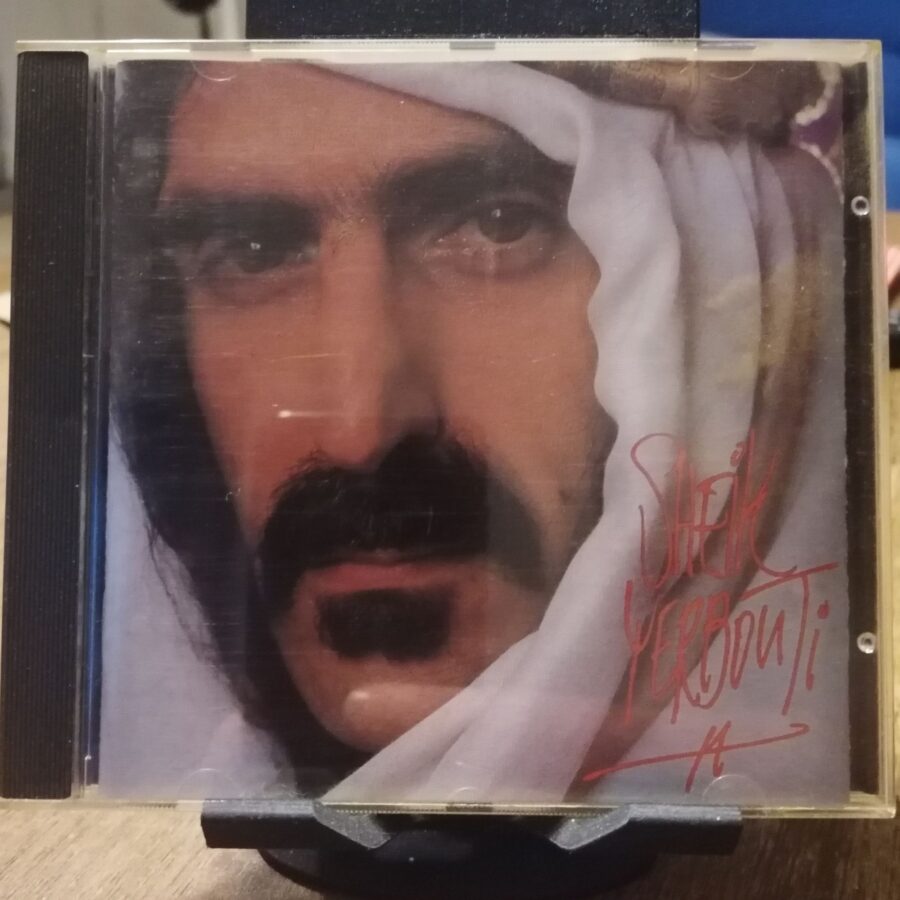 CD-Cover "Sheik Yerbouti" von Frank Zappa, der als Scheich gekleidet ist. (Portrait)