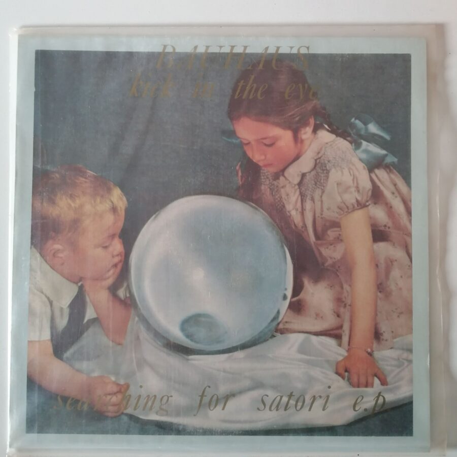 Das Plattencover "Kick In The Eye (Searching For Satori E.P.)" von Bauhaus. Es zeigt eine Zeichnung mit zwei Kindern, die eine Glaskugel betrachten.