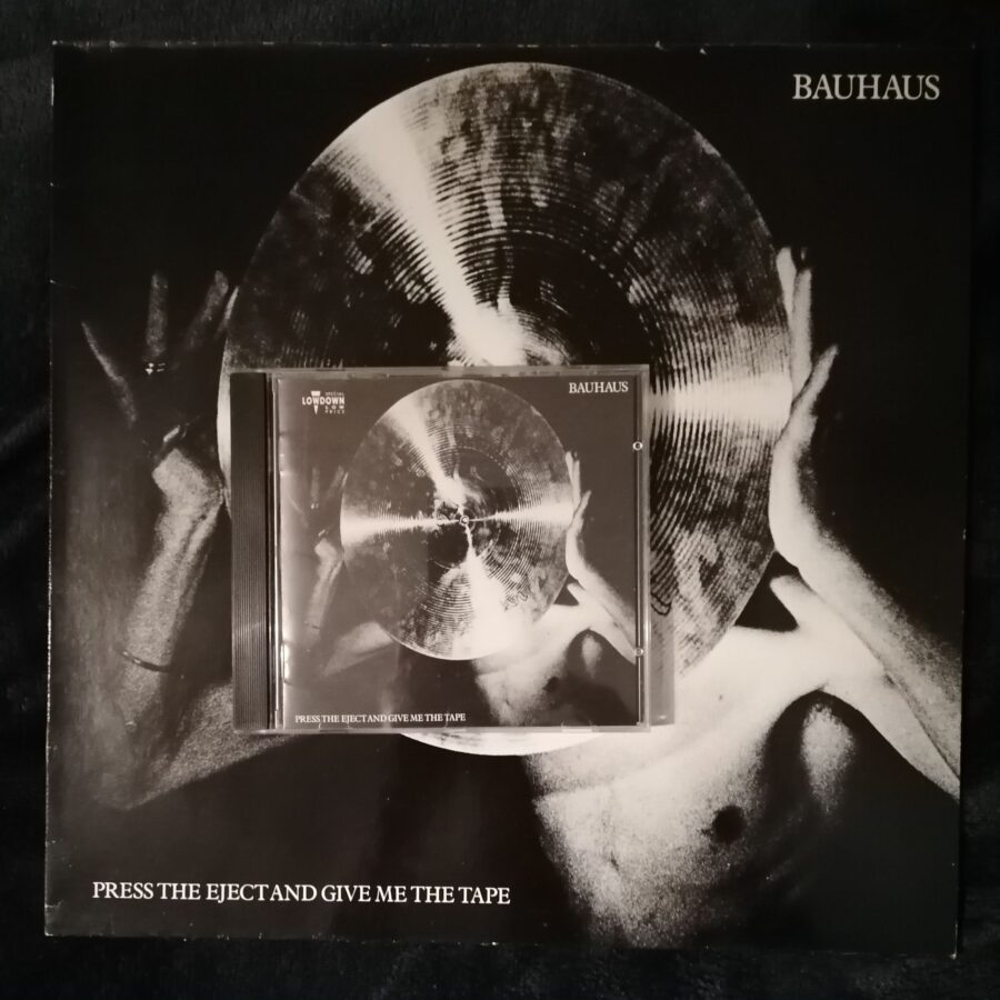 Die LP "Press The Eject And Give Me The Tape" von Bauhaus. Darauf liegt die CD-Version des Albums.