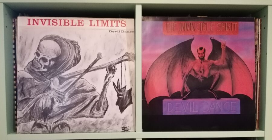 Zwei Maxi-Singles stehen in einem Regal, "Devil Dance" von Invisible Limits und "Devil Dance" von The Invincible Spirit.