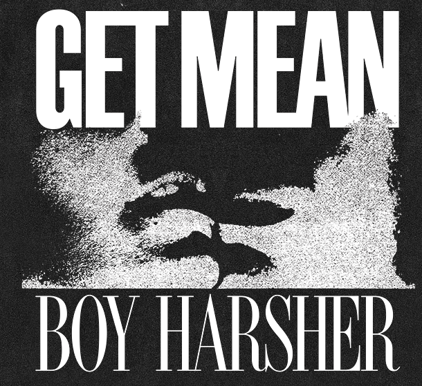 T-Shirt-Motiv von der Band Boy Harsher, schwarz mit weißem Aufdruck. Ober steht der AlbumTitel GET MEAN, unter der Bandname BOY HARSHER. Dazwischen ist eine Abbildung zweier Gesichter zu sehen, die sich zu küssen scheinen.
